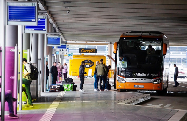Fernbus-Bahnhöfe: Passagiere stehen zu oft im Regen / ADAC Test kritisiert oftmals fehlende Fahrgastinformationen / Zu wenig Sitzplätze im Wartebereich / Testsieger ist Stuttgart