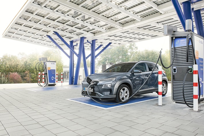 EnBW kurbelt E-Mobilitätsinitiative im Unternehmen an Dienstwagenflotte wird komplett auf Elektro- und Hybrid-Modelle umgestellt – Mitarbeiter*innen leasen 560 E-Autos zu attraktiven Konditionen