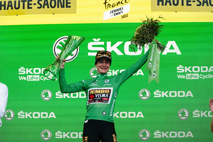 Marianne Vos erhält grüne Kristallglas-Trophäe