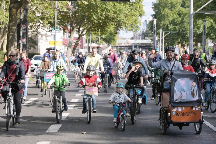 Zehntausende Menschen fordern auf den Kidical Mass Fahrraddemos in über 200 Städten mehr Sicherheit für Kinder im Straßenverkehr