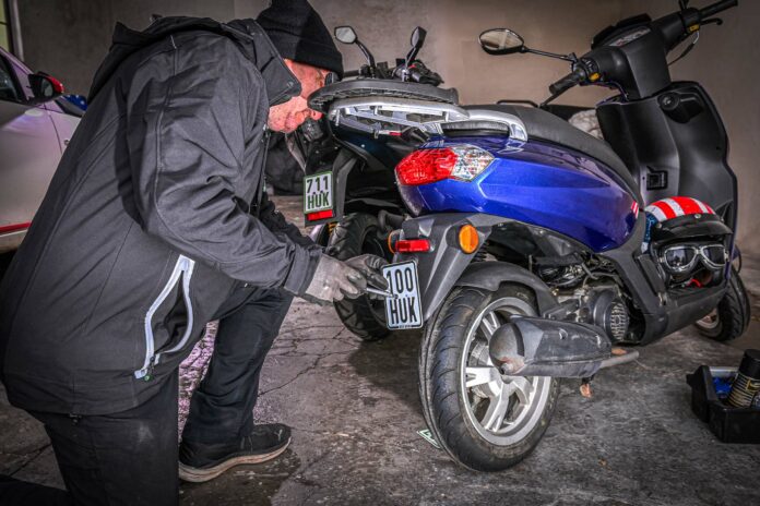 Wie sich das neue schwarze Versicherungskennzeichen für Mopeds auf Ihre Versicherungen auswirkt: Ein analytischer Ansatz